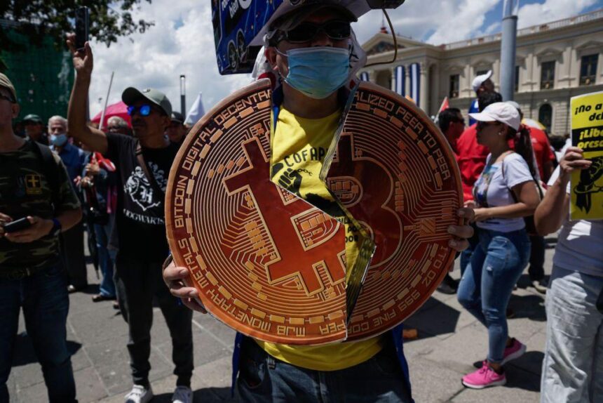 Qué pasó con el experimento de Bukele de convertir a El Salvador en el “país del bitcoin”