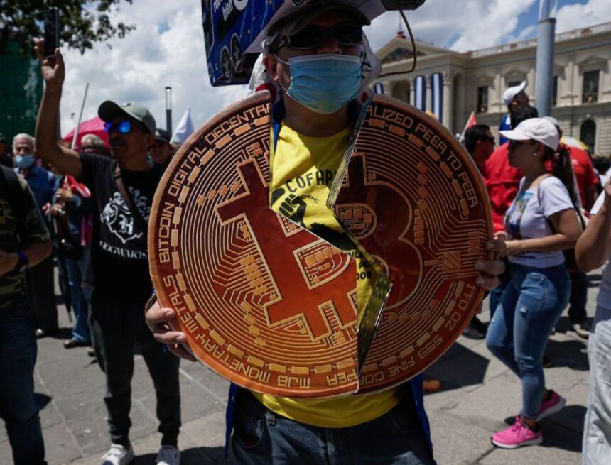 Qué pasó con el experimento de Bukele de convertir a El Salvador en el “país del bitcoin”